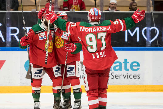 Moras David Kase jublar i ishockeymatchen i SHL mellan Mora