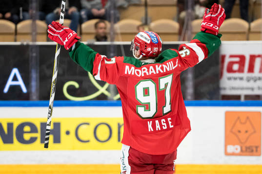 Moras David Kase  jublar i ishockeymatchen i SHL mellan