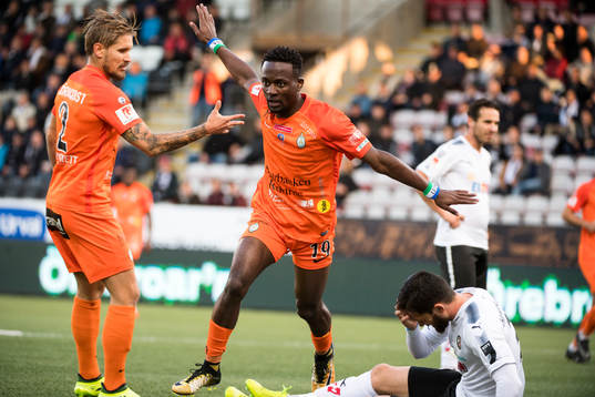 AFC Eskilstunas Mohamed Buya Turay jublar efter mål