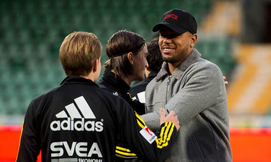 Sundsvalls Noah Sonko Sundberg hälsar på sina gamla