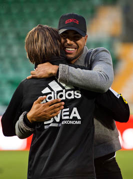 Sundsvalls Noah Sonko Sundberg hälsar på sina gamla