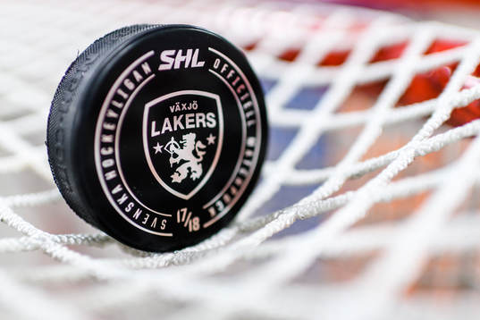 Matchpuck med Växjös klubbmärke före ishockeymatchen i