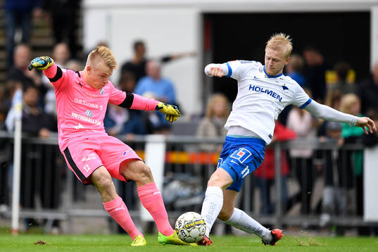 Norrköpings Karl Holmberg oroar vid Halmstads målvakt