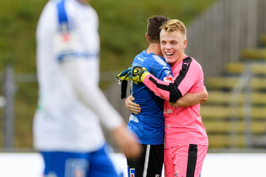 Halmstads målvakt Isak Pettersson jublar