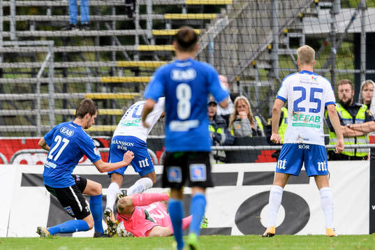 Halmstads målvakt Isak Pettersson räddar framför Norrköpings Alexander Jacobsen