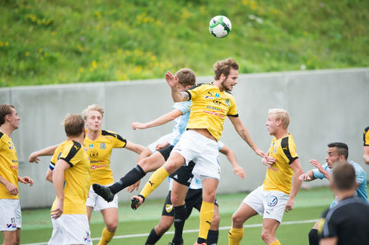 Höjdduell i matchen i division 2 mellan Lunds BK och IFK Hässleholm i Lund 23 september 2017.  