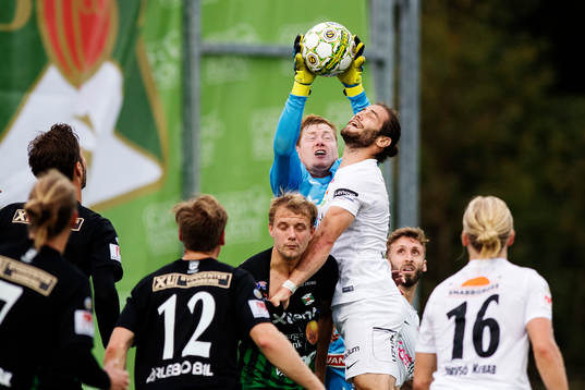 Varbergs målvakt Joakim Wulff och Dalkurds Alex De John i närkamp