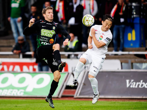 Varbergs Karl Söderström och Dalkurds Yukiya Sugita i kamp om bollen