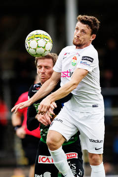 Varbergs Karl Söderström och Dalkurds Kujtim Bala i kamp om bollen