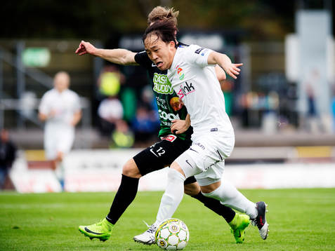 Varbergs Christoffer Arvidsson och Dalkurds Yukiya Sugita i