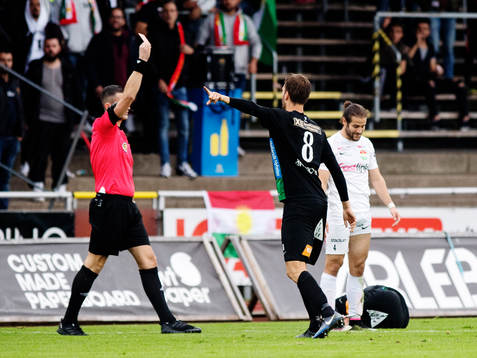 Varbergs Peter Nyström gestikulerar medan domaren Nermin Cisic ger Dalkurds Alex De John rött kort  