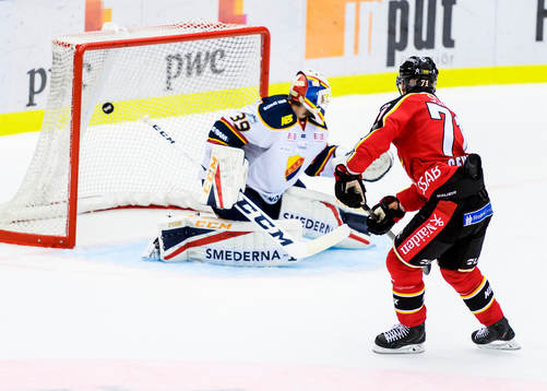 Luleås Patrick Cehlin gör mål på straff bakom