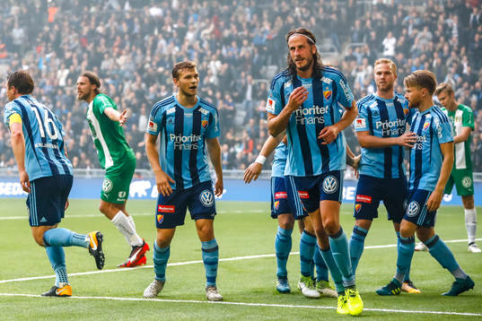 Djurgårdens Magnus Eriksson och Gustav Engvall jublar med Jonas Olsson efter 1-1
