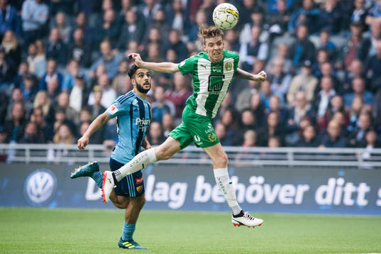 Hammarbys Birkir Már Saevarsson nickar hem bollen framför