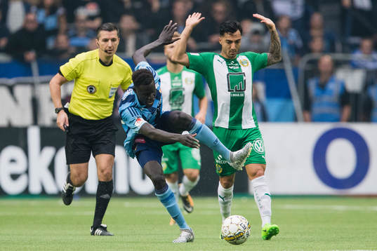 Djurgårdens Aliou Badji och Hammarbys Jiloan Hamad i kamp