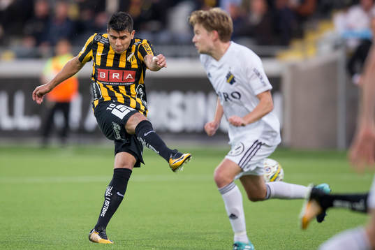 Häckens Paulinho skjuter ett skott