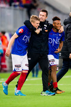 Samuel Karl Fridjonsson, Ronny Deila, head coach, and Chidera Ejuke of Vålerenga celebrates