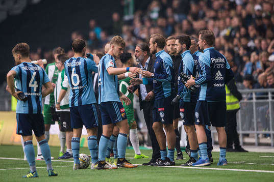 Djurgårdens tränare Özcan Melkemichel samlar spelarna