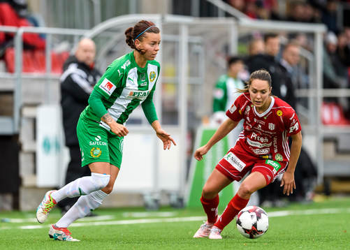 Hammarbys Amanda Johansson med bollen