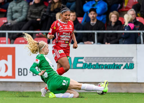 Hammarbys Alexandra Lindberg tacklar Piteås Madelen Janogy
