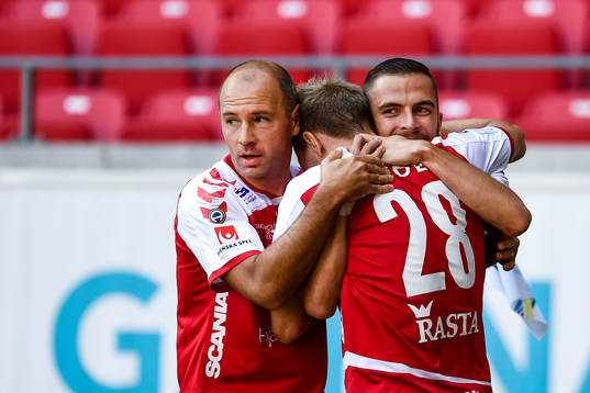 Kalmars spelare jublar med Jonathan Ring efter 1-1