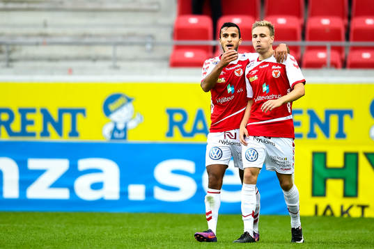 Kalmars Harmeet Singh jublar med Jonathan Ring