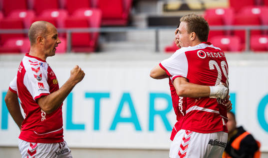 Kalmars Jonathan Ring jublar med Stefan Larsson och Filip Sachpekidis efter sitt 1-1 mål