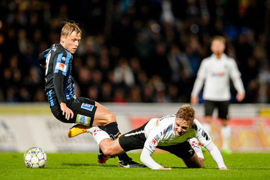 Örebros Johan Mårtensson i kamp om bollen med Sirius