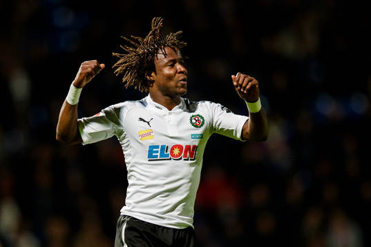 Örebros Kennedy Igboananike jublar efter att ha gjort 0-1