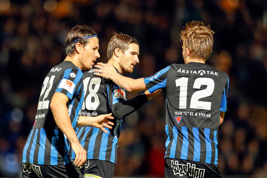 Sirius Jesper Arvidsson jublar med lagkamrater efter 2-3 på straff
