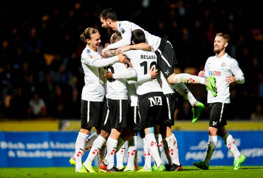 Örebros Filip Rogic gör 0-2 och gratuleras av lagkamrater
