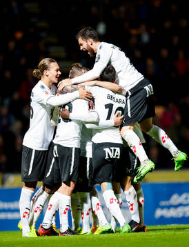 Örebros Filip Rogic gör 0-2 och gratuleras av lagkamrater