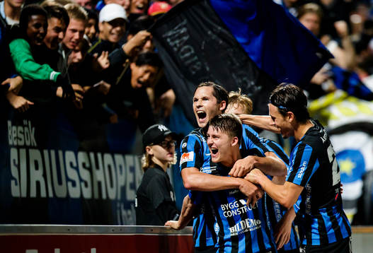 Sirius Johan Andersson jublar efter 3-3 målet och omfamnas av Philip Haglund