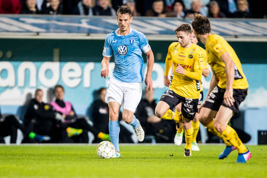 Malmö FFs Markus Rosenberg driver med bollen mot Elfsborgs Anders Randrup