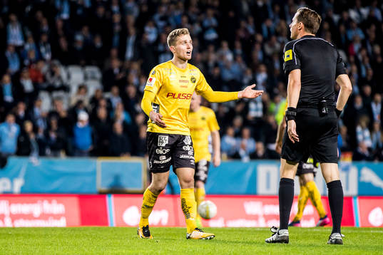 Elfsborgs Adam Lundqvist i diskussion med domare Andreas