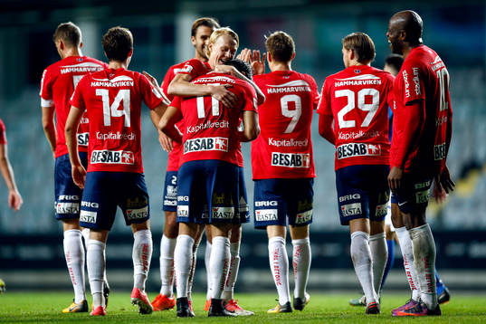 Örgrytes William Atashkadeh klappas om av lagkamrater efter 2-0
