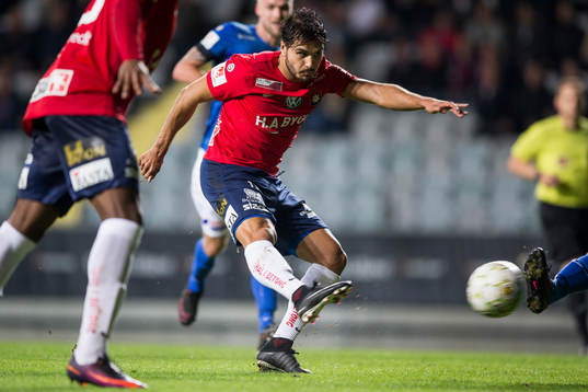 Örgrytes William Atashkadeh skjuter ett skott