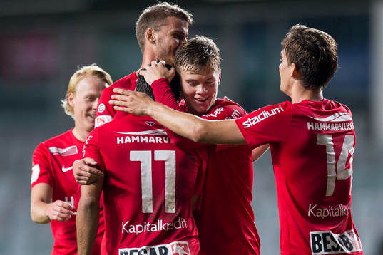 Örgrytes William Atashkadeh kramas om av Albin Skoglund efter 2-0
