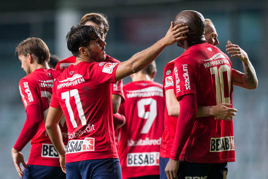 Örgrytes William Atashkadeh kramar om Hakeem Araba efter 2-0