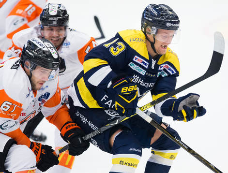 s Oscar Sundh före Karlskronas Konstantin Komarek och