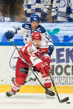 Leksands Oskar Lang i kamp om pucken med Troja/Ljungby