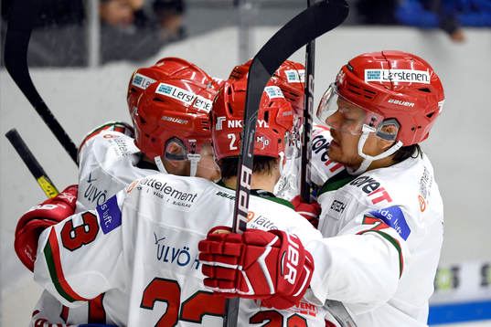 Modos Emil Mohlin jublar med lagkamrater