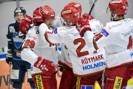 Modos Patrik Karlkvist  jublar med lagkamrater