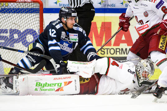 Karlskogas Gustaf Thorell och Modos målvakt Erik Hanses