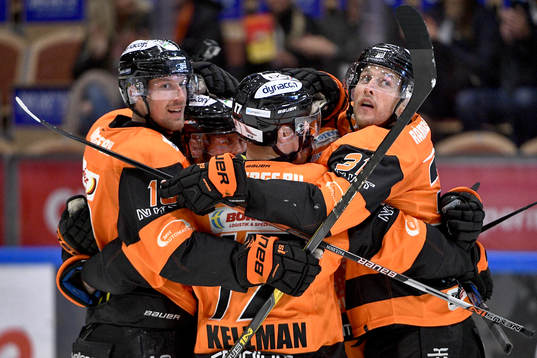 Karlskronas Marcus Paulsson jublar med lagkamrater