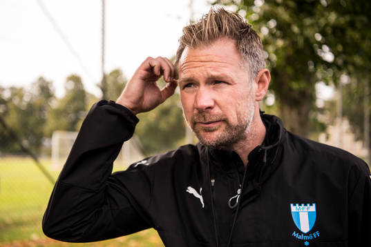 Tränare Magnus Pehrsson pratar med media
