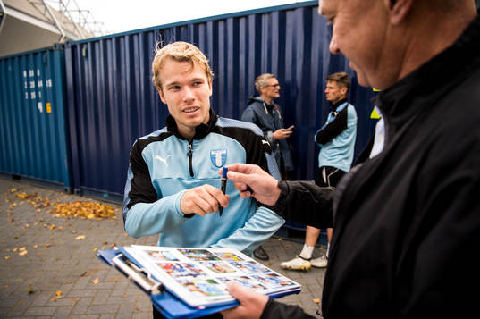 Oscar Lewicki skriver autografer