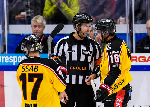 Luleås Niklas Olausson diskuterar ett domslut med domare