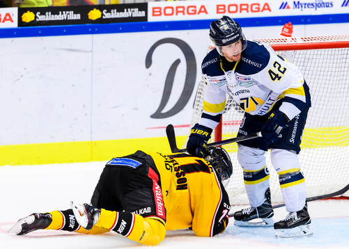 s Dylan Reese trycker ner Luleås Petter Emanuelsson