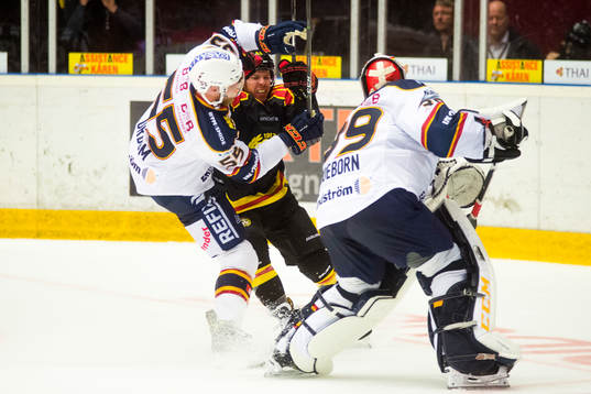 Brynäs Kevin Clark i en kamp mot Djurgårdens Alexander